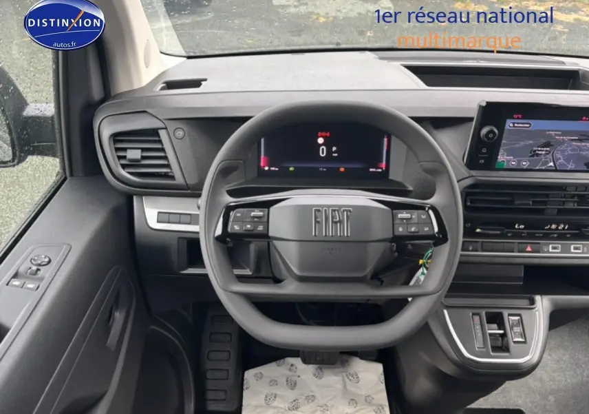 Vue intérieure centrée sur le volant FIAT et tableau de bord numérique du Fiat Scudo Combi noir 2026.