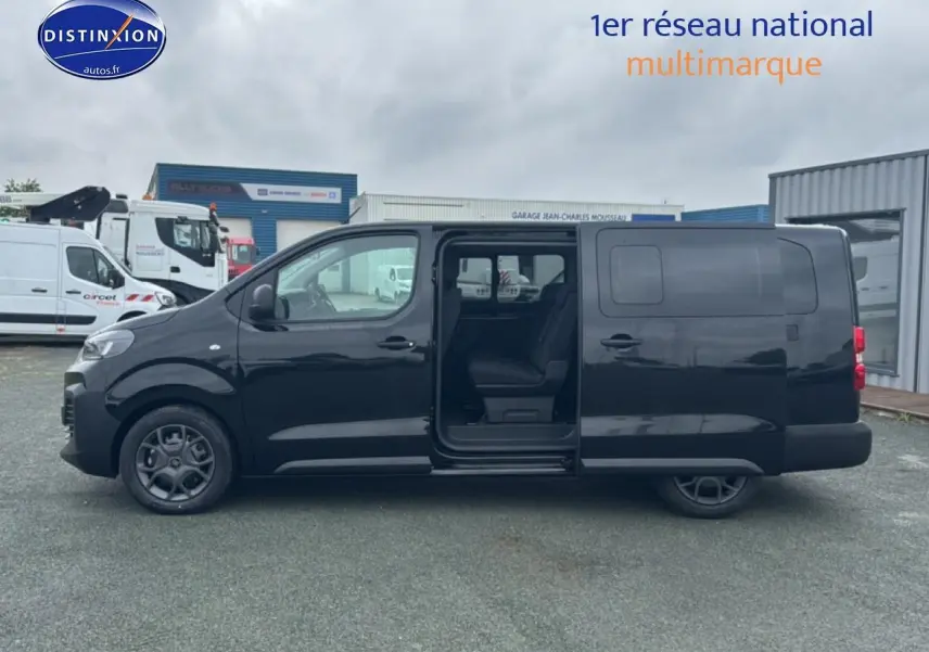 Profil latéral gauche du FIAT Scudo Combi noir avec porte coulissante ouverte révélant les sièges arrière.