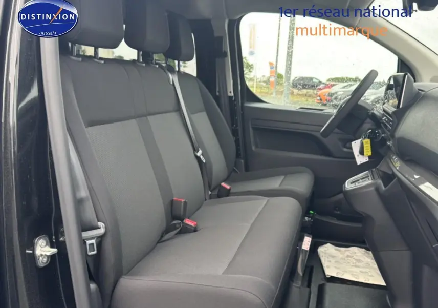 Vue intérieure côté conducteur du Fiat Scudo Combi noir, montrant la banquette avant 2 places et le tableau de bord.