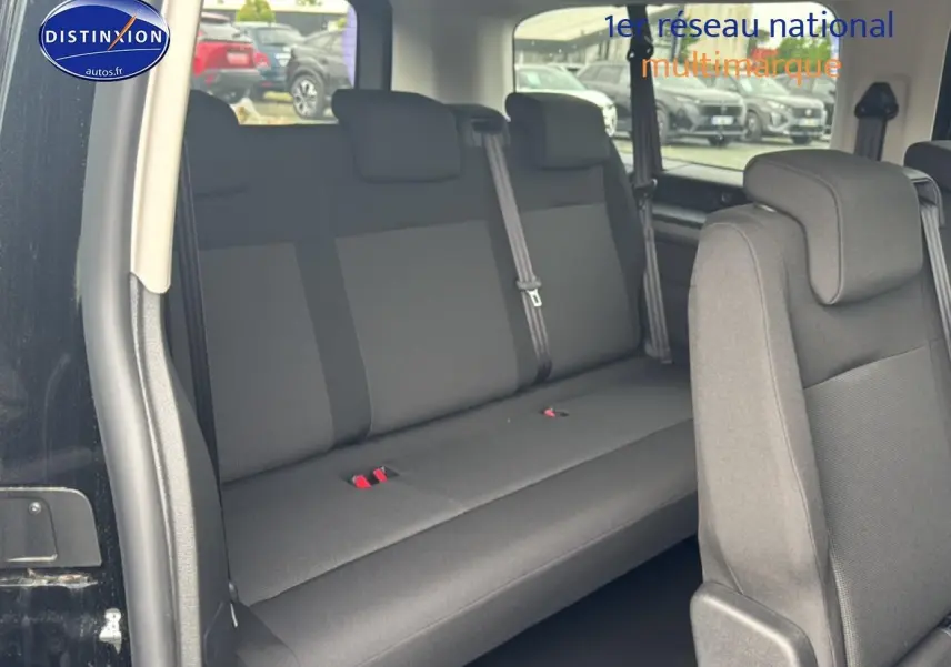 Vue intérieure côté droit sur la banquette arrière noire du FIAT Scudo Combi XL 2026 avec porte coulissante ouverte.