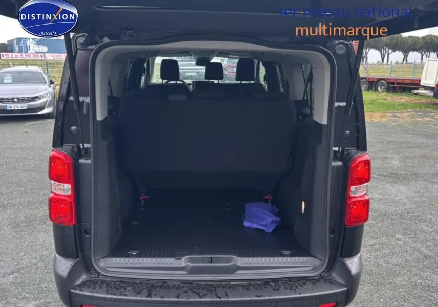 Vue arrière ouverte du FIAT Scudo Combi noir 2026, montrant l'espace de chargement et la 3ème banquette rabattue.