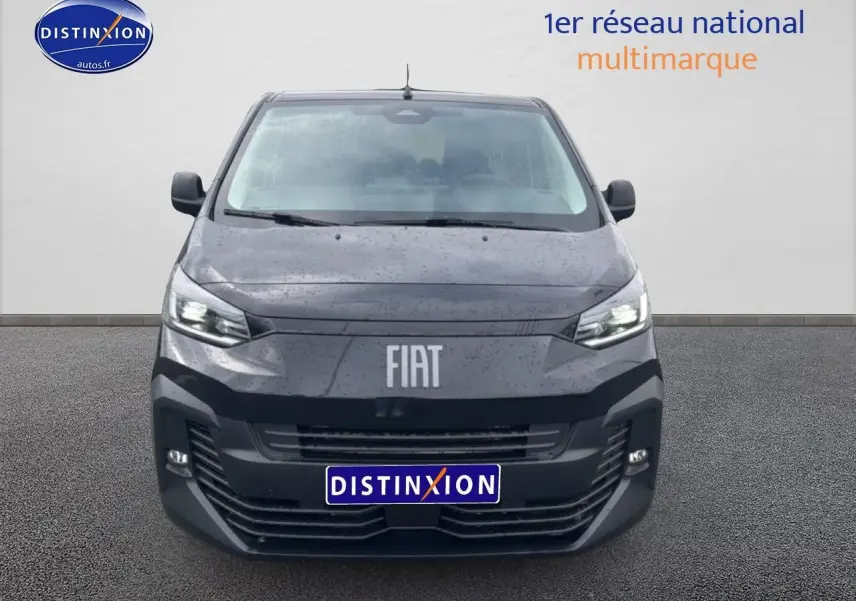Vue avant d'un FIAT Scudo Combi noir 2026 avec phares allumés et logo FIAT bien visible.
