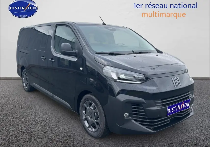 Vue 3/4 avant d’un FIAT Scudo Combi noir avec porte latérale coulissante et jantes spécifiques.