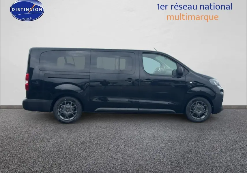 Profil droit du FIAT Scudo Combi noir 2026 avec porte latérale coulissante et vitres teintées.