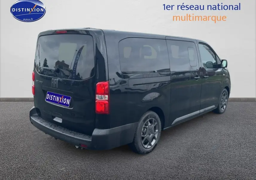 Vue 3/4 arrière droite d’un FIAT Scudo Combi noir avec portes coulissantes et vitres teintées.