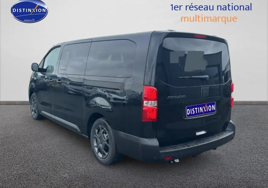 Vue 3/4 arrière droite d'un Fiat Scudo Combi noir avec porte latérale coulissante et hayon arrière fermé.