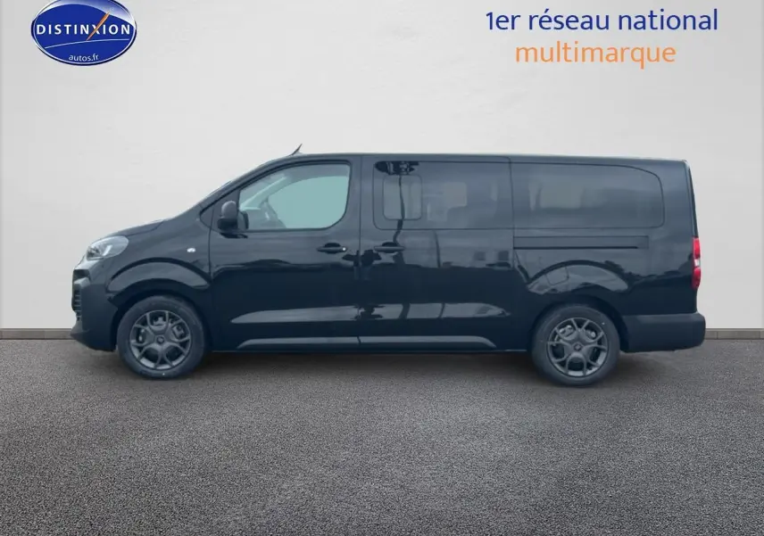 Profil latéral gauche du FIAT Scudo Combi noir avec porte coulissante et jantes foncées visibles.