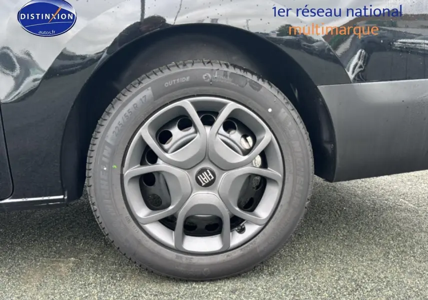 Gros plan sur la roue arrière droite noire du FIAT Scudo Combi 2026 avec jante grise et logo FIAT central.