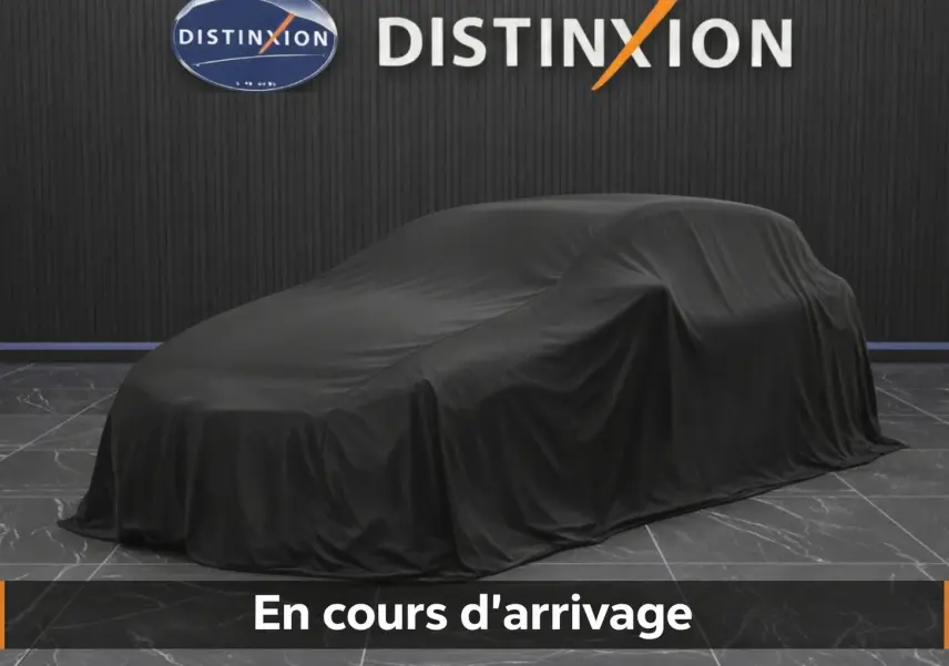 Voiture SEAT Ateca 2023 couverte d'une housse noire, vue de trois quarts avant dans un showroom.
