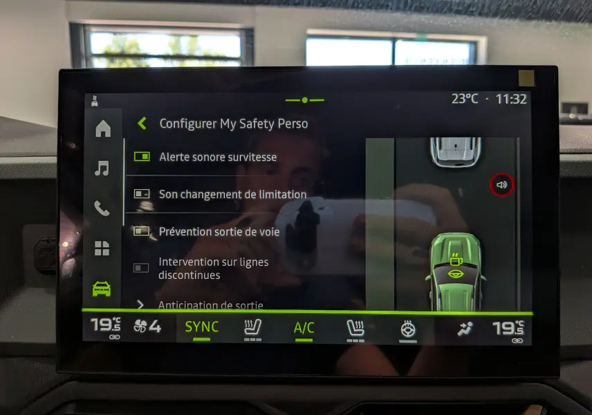 Écran tactile intérieur affichant les réglages de sécurité du Dacia Bigster Hybrid-G 150, vue frontale du tableau de bord.