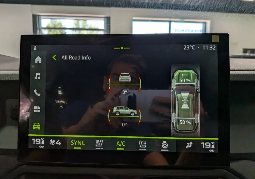 Écran tactile intérieur du Dacia Bigster Hybrid-G 150 4x4 montrant l'interface d'information tout-terrain.