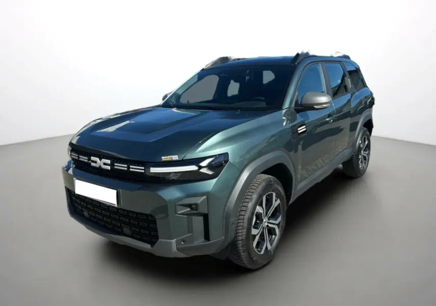 Dacia Bigster TCE 130 4x4 vert cèdre en 3/4 avant droit avec jantes alu 17 pouces et barres de toit noires.