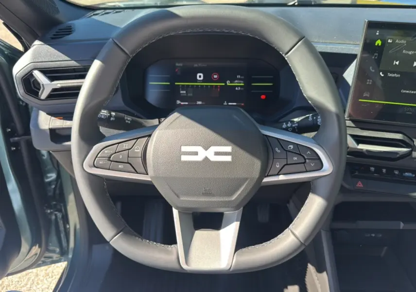 Vue rapprochée du volant cuir noir et du tableau de bord numérique du Dacia Bigster 2025 vert cèdre.