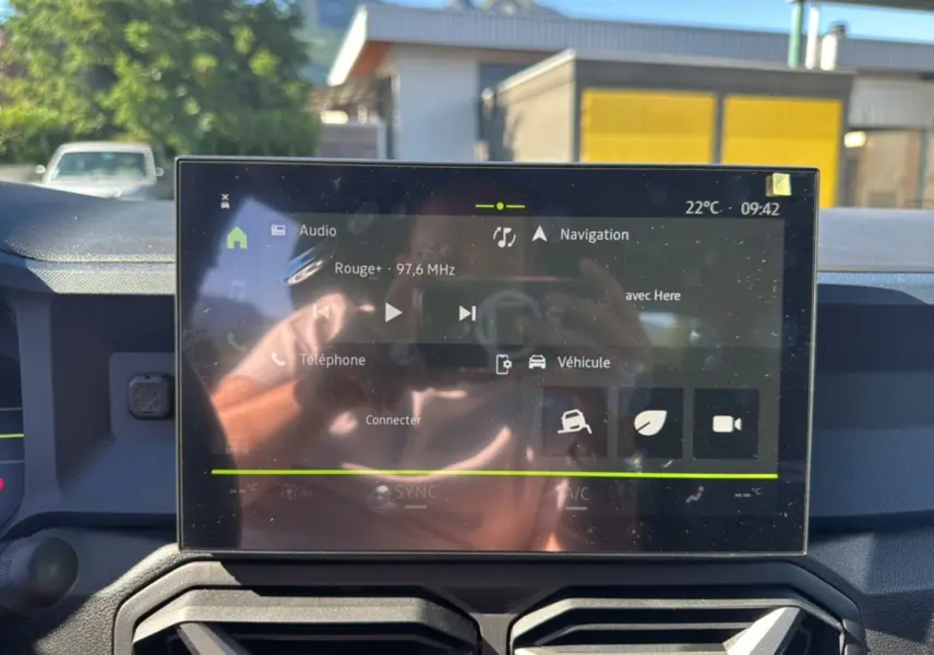 Écran tactile central du tableau de bord du Dacia Bigster 2025, affichant la navigation et l’audio.