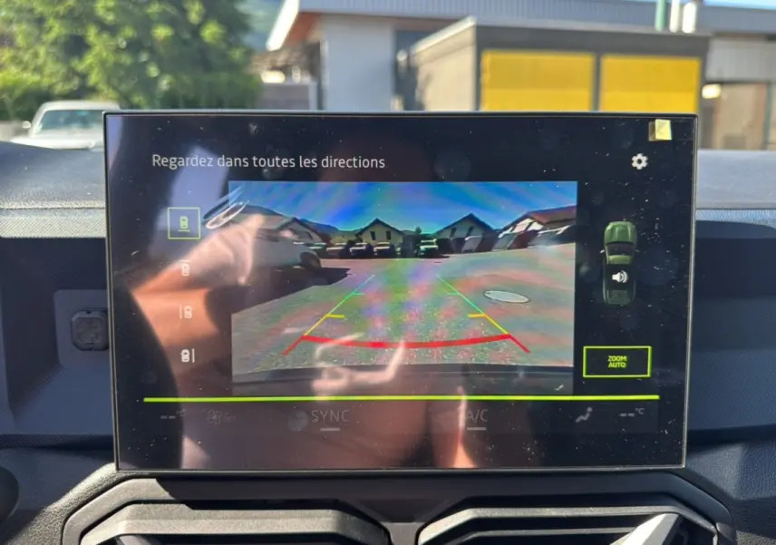 Écran central du Dacia Bigster TCE 130 4x4 montrant la caméra multiview avec vue arrière et guidage de recul.