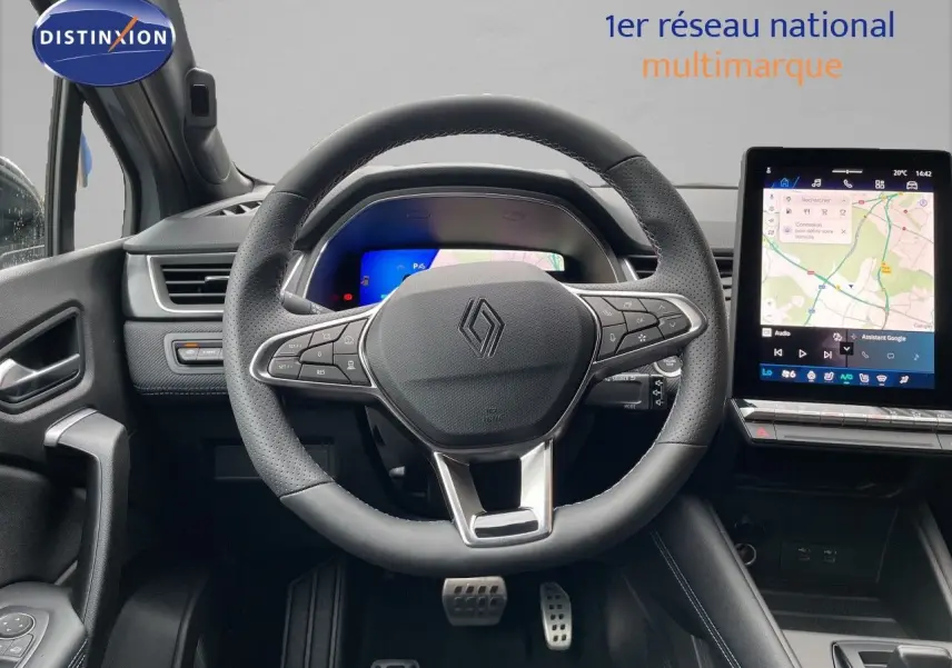 Vue rapprochée du volant et tableau de bord noir du Renault Symbioz 2026 avec écran tactile et affichage numérique.