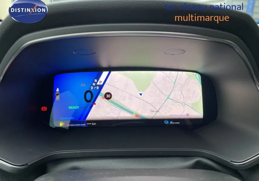 Affichage numérique du tableau de bord Renault Symbioz 2026 avec navigation et indicateurs de conduite en vue frontale.