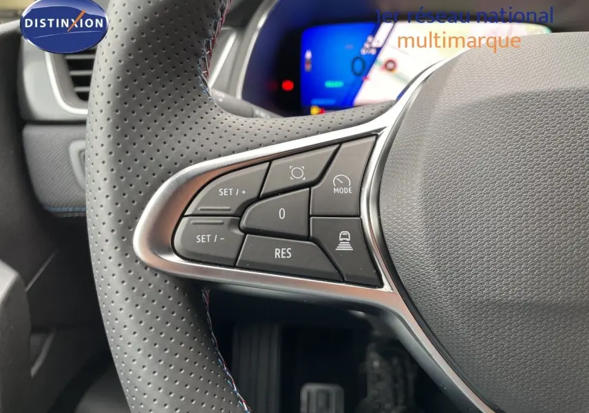 Gros plan sur le volant perforé gris avec commandes multifonctions du Renault Symbioz 2026, finition Esprit Alpine.