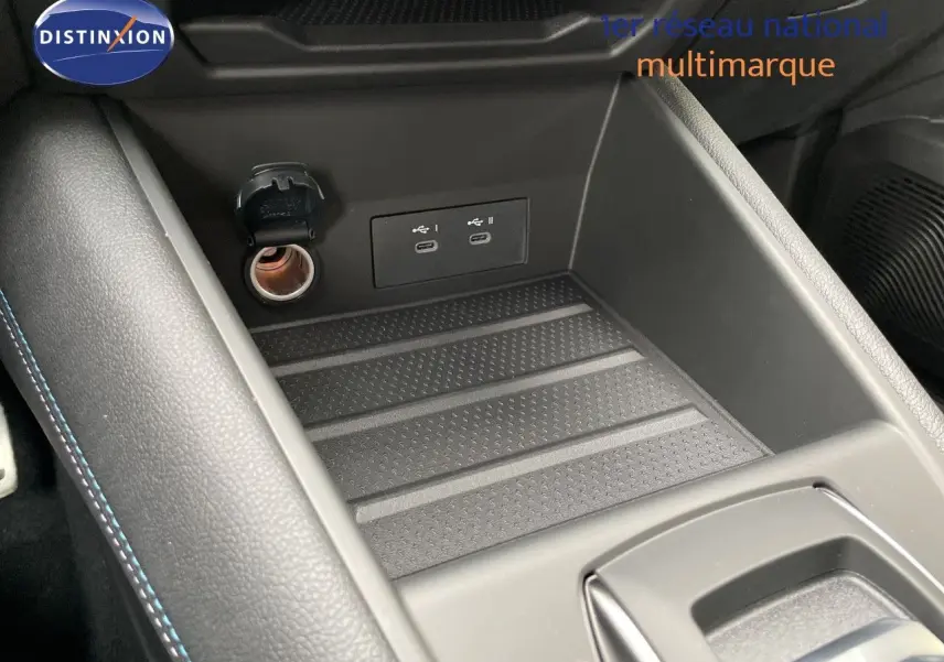 Gros plan sur la console centrale avec prise 12V et deux ports USB-C dans une Renault Symbioz gris Rafale métal.