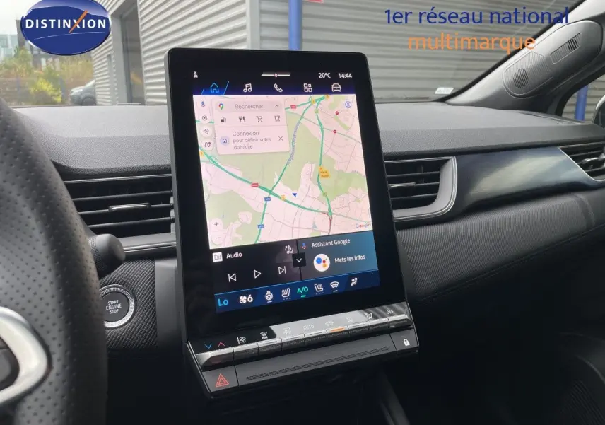 Vue intérieure centrée sur l’écran tactile vertical du tableau de bord du Renault Symbioz gris Rafale Metal.