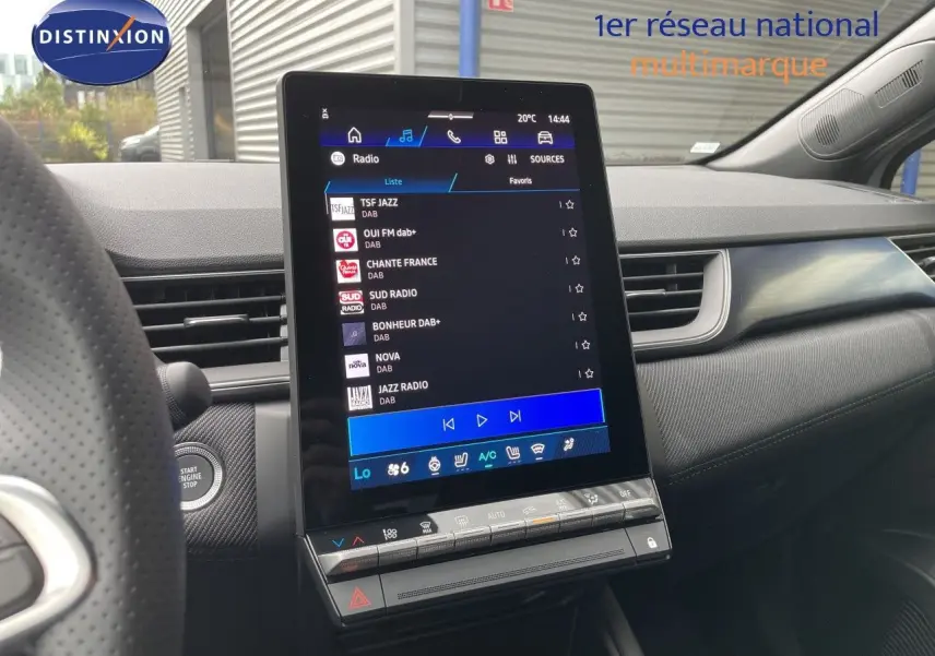 Vue intérieure centrée sur l'écran tactile vertical du tableau de bord de la Renault Symbioz gris Rafale Metal.