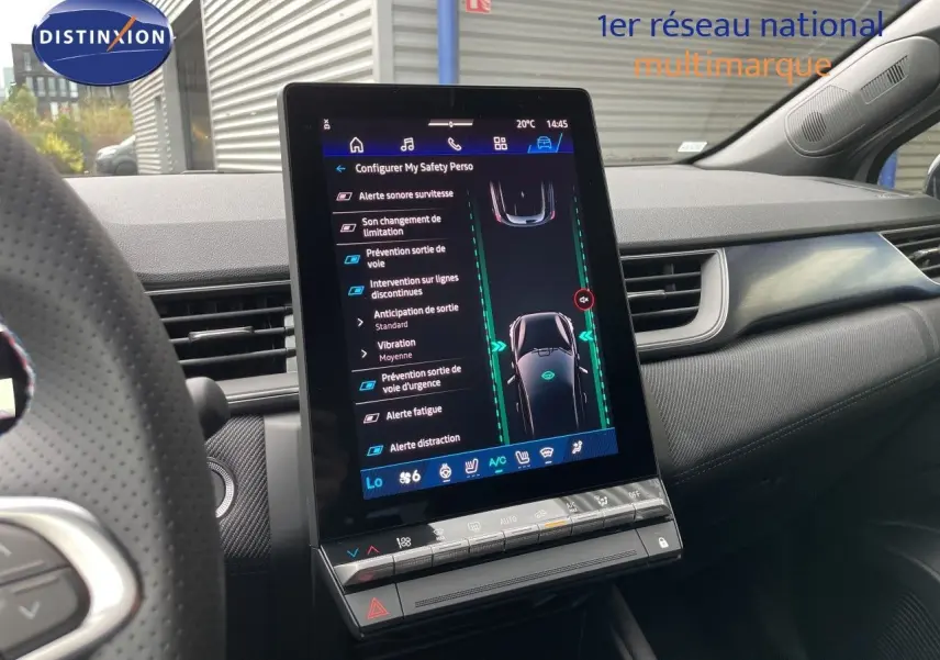 Vue intérieure centrée sur l'écran tactile vertical du tableau de bord de la Renault Symbioz gris Rafale Métal.