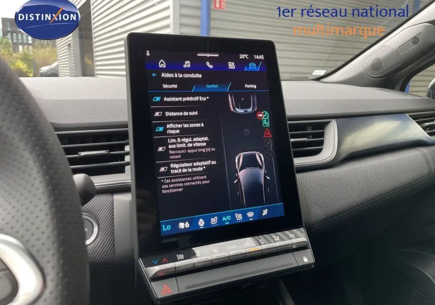 Vue intérieure centrée sur l'écran tactile vertical du tableau de bord du Renault Symbioz gris Rafale Metal, affichant les aides à la conduite.