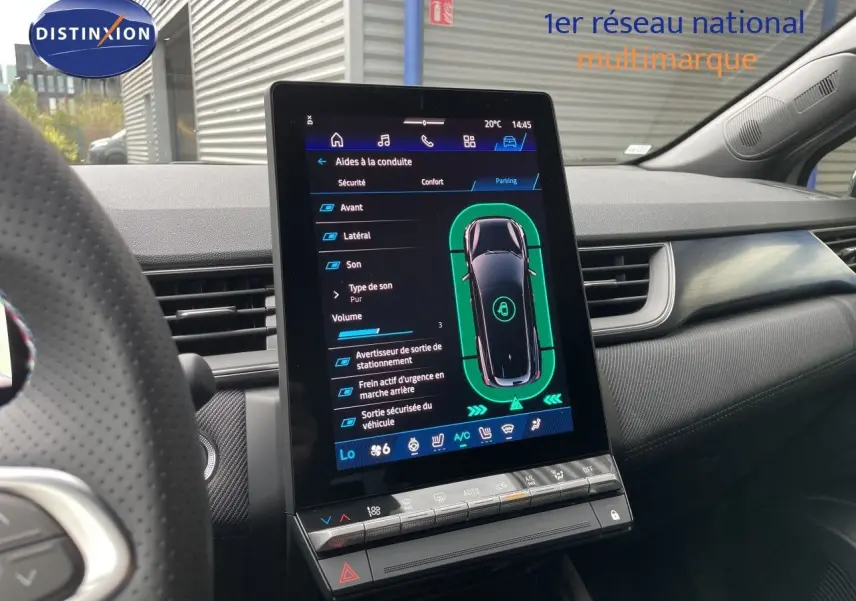 Vue intérieure centrée sur l'écran tactile du tableau de bord du Renault Symbioz gris Rafale Metal, affichant les aides à la conduite.