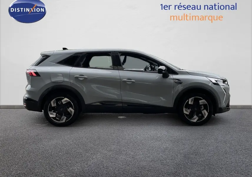 Profil droit du Renault Symbioz gris rafale métal 2026, avec jantes noires et détails modernes contrastés.