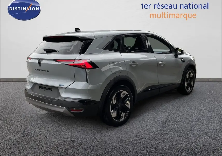 Vue 3/4 arrière droite du Renault Symbioz gris Rafale métal avec feux arrière LED et jantes bicolores.