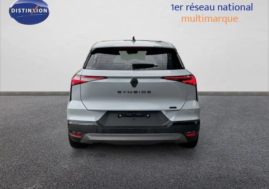 Vue arrière d'une Renault Symbioz gris rafale métal 2026 avec feux LED étirés et plaque Zero KM visible.