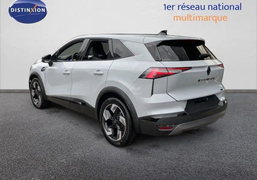 Vue 3/4 arrière droite d'un Renault Symbioz gris Rafale métal avec feux LED et jantes bi-ton distinctives.