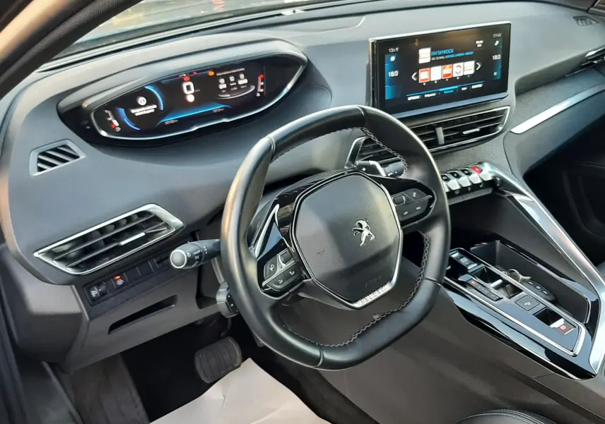 Intérieur avant droit du Peugeot 3008 gris platinium 2023, tableau de bord numérique et écran tactile central visible.
