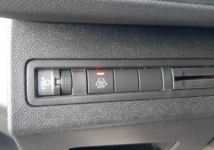 Détail intérieur du tableau de bord du Peugeot 3008 2023, montrant les commandes d'éclairage et d'aide à la conduite.