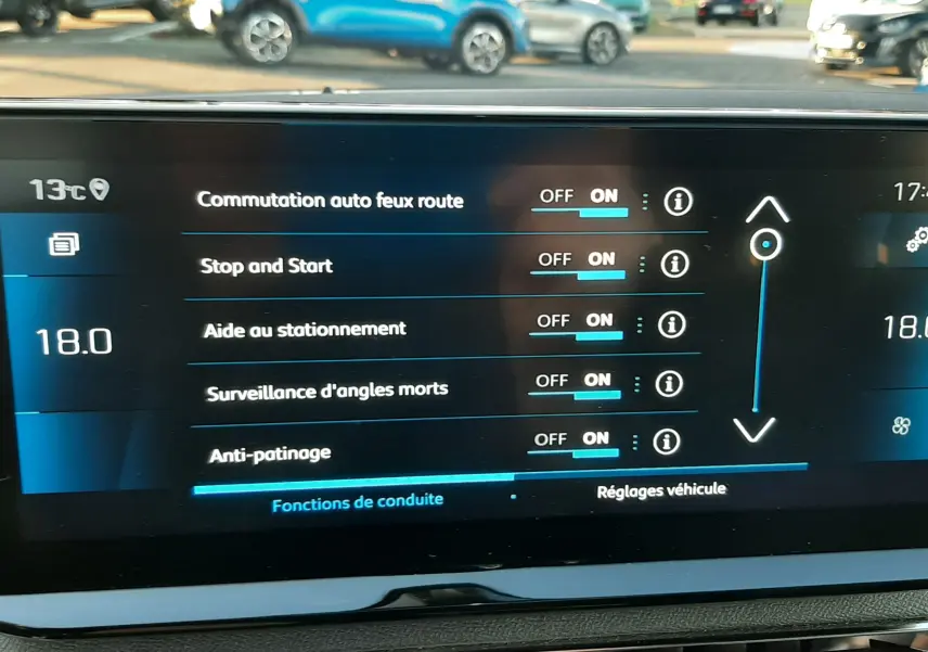 Vue intérieure sur l’écran tactile du Peugeot 3008 gris platinium montrant les réglages d’aides à la conduite.