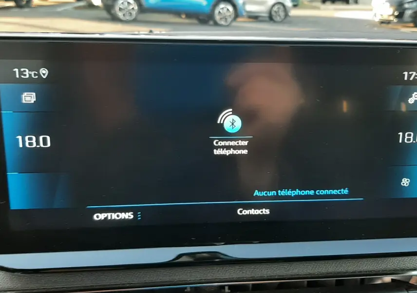 Vue intérieure du tableau de bord du Peugeot 3008 gris platinium, affichage central tactile avec options connectivité téléphone.