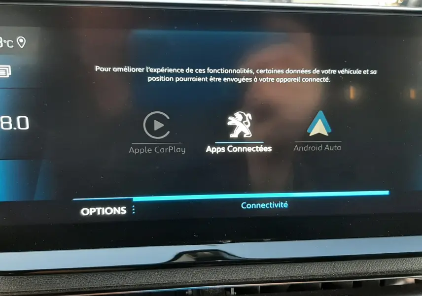 Écran tactile central du Peugeot 3008 2023 montrant les options de connectivité Apple CarPlay et Android Auto.