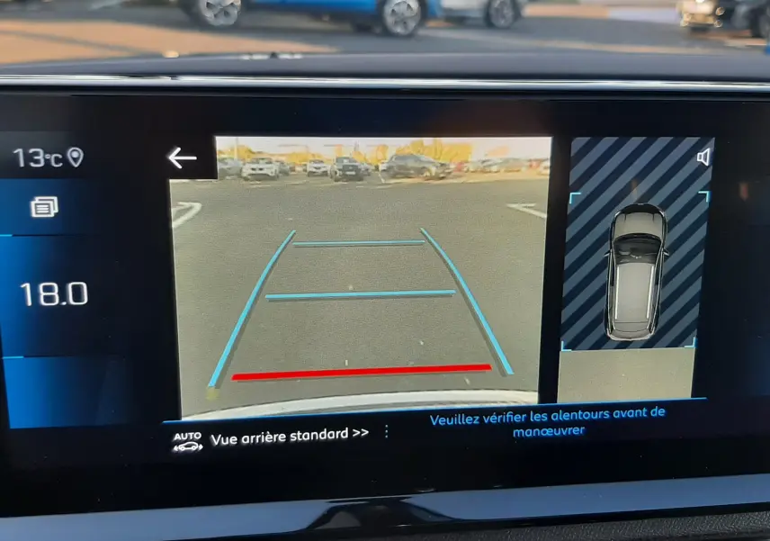 Affichage de la caméra de recul et vue 360° du Peugeot 3008 gris platinium, avec lignes de guidage visibles à l'écran.