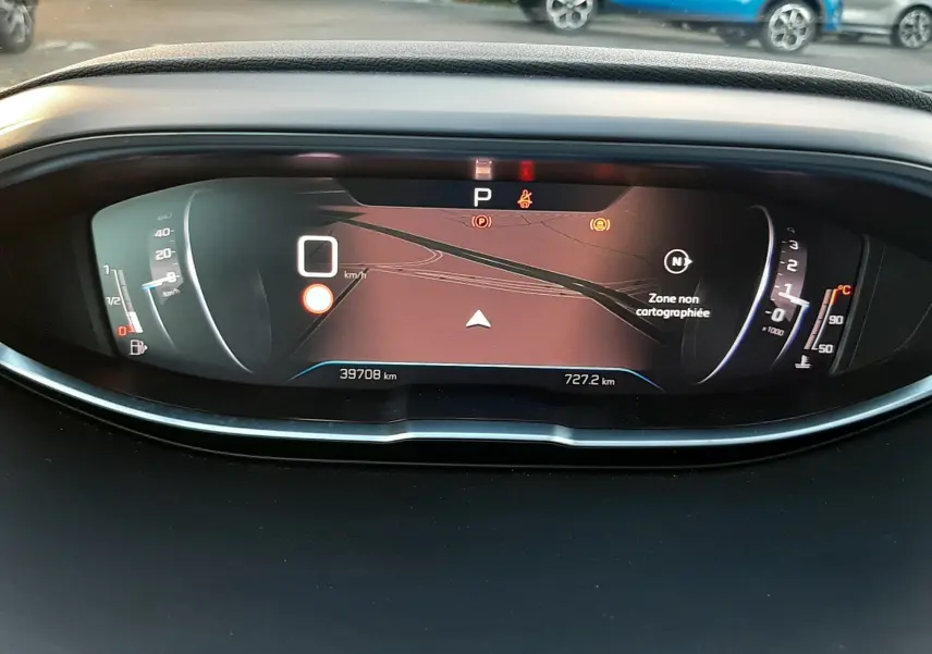 Tableau de bord numérique du Peugeot 3008 2023, affichant la vitesse à 0 km/h et une carte de navigation.
