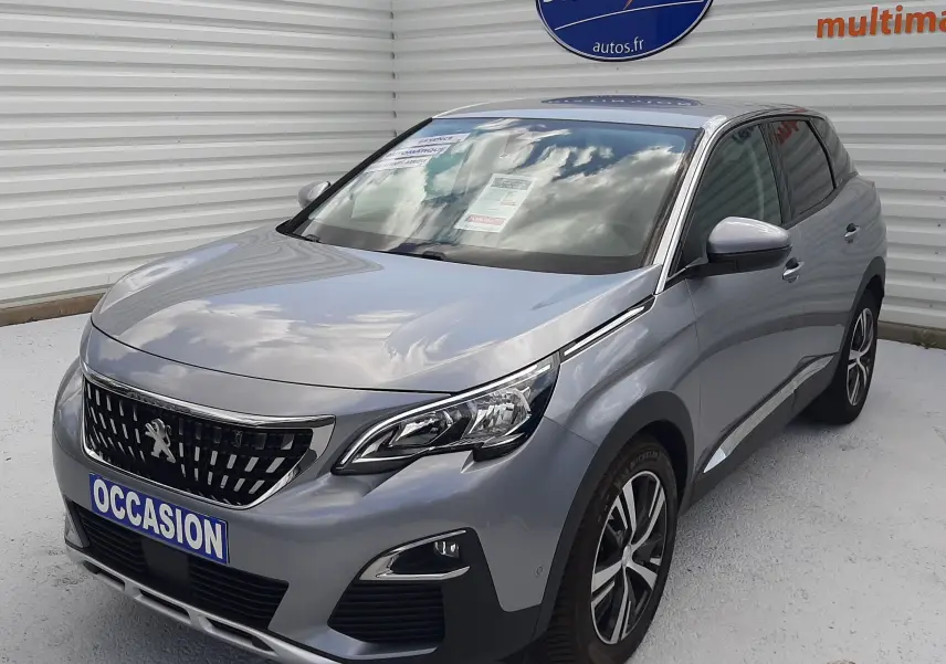 Peugeot 3008 gris en 3/4 avant droit, avec calandre distinctive et jantes alliage bicolores visibles.