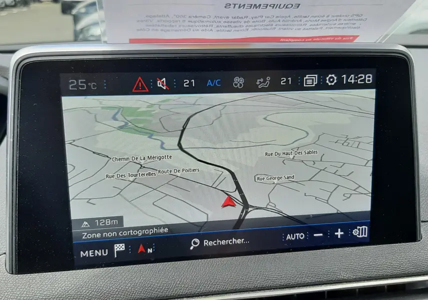 Écran tactile du GPS de la Peugeot 3008 gris 2020 affichant une carte routière et la température intérieure.