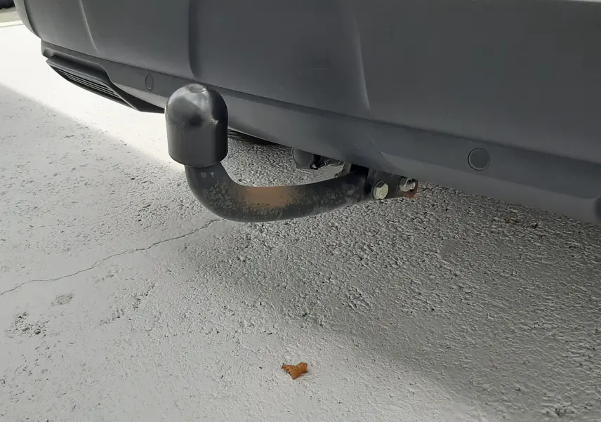 Gros plan sur l'attelage d'une Peugeot 3008 gris, vue arrière basse avec pare-chocs noir mat.