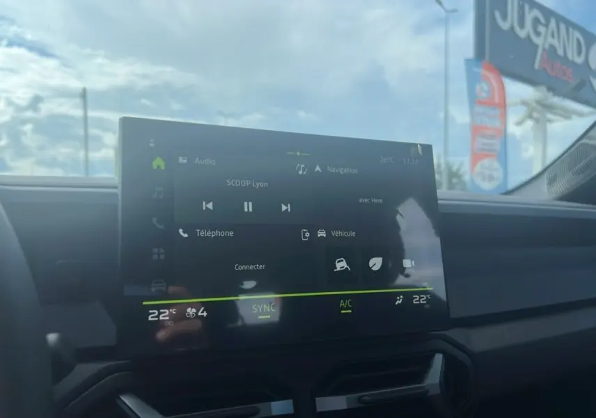 Écran tactile central du tableau de bord du Dacia Bigster 2025, affichant les commandes audio et climatisation.