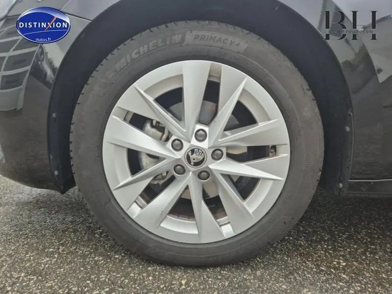 Gros plan sur la jante alu Rotare Aero argent de la roue avant gauche d'une Skoda Octavia Combi noire nacrée.