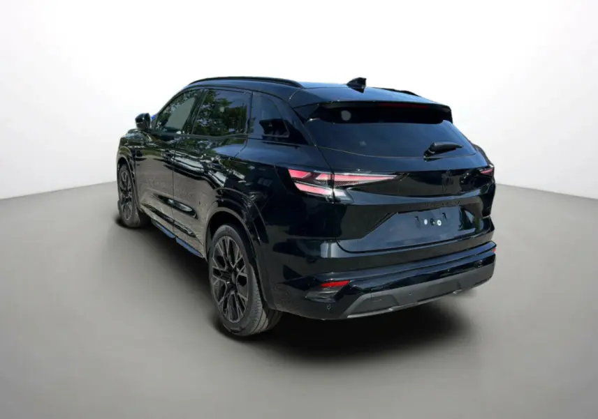 Vue 3/4 arrière du Renault Austral 2025 noir étoilé, version New 200 Esprit Alpine avec toit panoramique.