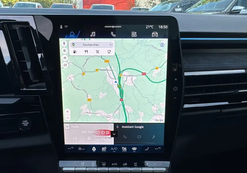 Écran tactile central du Renault Austral New 200 Esprit Alpine 2025, affichant la navigation GPS en intérieur noir étoilé.