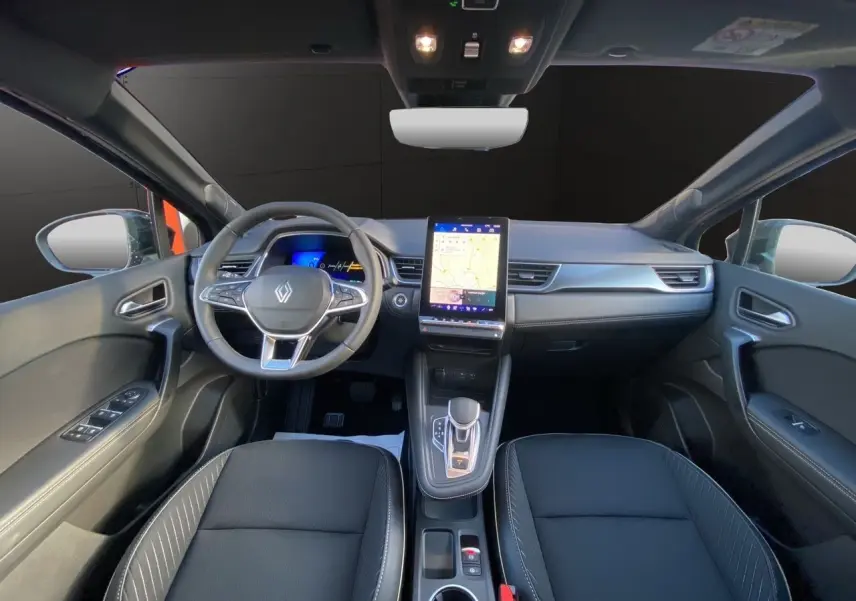 Intérieur noir du Renault Symbioz 2025, vue frontale sur le volant, tableau de bord numérique et écran tactile central.