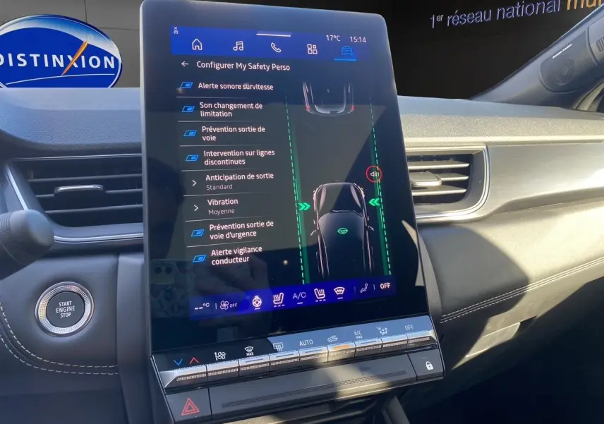 Vue rapprochée de l'écran tactile central du Renault Symbioz 2025 affichant les aides à la conduite et commandes climatisation.