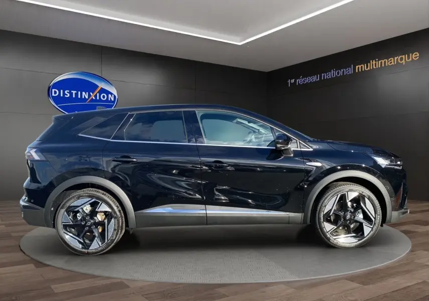 Profil côté gauche du Renault Symbioz Iconic E-Tech Hybrid 145 noir étoile avec jantes alliage 19 pouces.