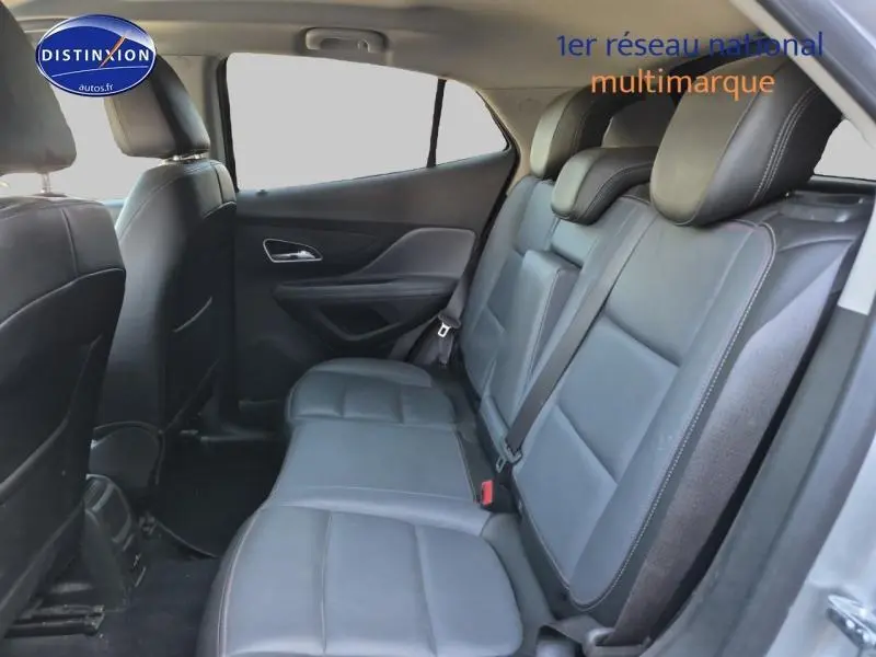 Vue intérieure arrière côté droit des sièges en cuir Cocoa/Saddle de l'Opel Mokka gris Astéroïde 2016.